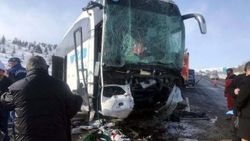 Ankara'da otobüs tıra çarptı: 1 ölü 8 yaralı