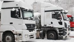 Tokat'ta tır ve kamyonlar buzlanma yüzünden yola çıkamadı
