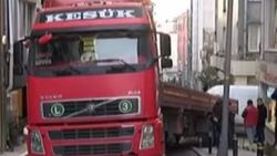 Şişli'de tır sokakta sıkıştı