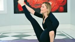Demet Şener yoga eğitmeni olacak