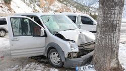 Yamaçtan kopan kaya parçası araca çarptı: 4 yaralı