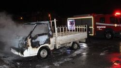 Karaman’da park halindeki kamyonette yangın