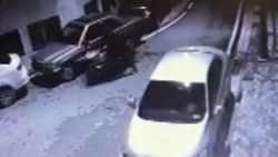 Çaldıkları motosikleti iple çekerek götürdüler