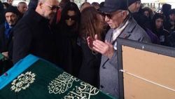 Hande Erçel'in annesi son yolculuğuna uğurlandı