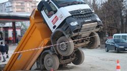 Hafriyat kamyonu çukura düştü