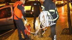 Adana'da kaza sonrası kanala düşen sürücü yardım bekledi