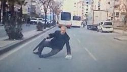 Yaşlı adam ezilmekten son anda kurtuldu