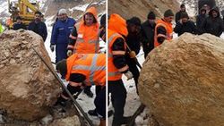 Dağdan kopan kaya parçası Van Gölü Ekspresi'ne çarptı