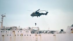 Kargo gemisine kurtarma operasyonu