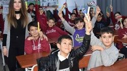 Kitap ayracı satarak sokak köpeğini tedavi ettirdiler