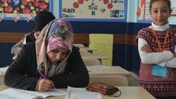 Çocukları sınavlarına gözetmen oldu