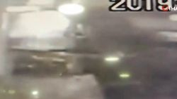 Minibüs yaşlı kadını metrelerce sürükledi