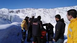 Hasta kadını hastaneye kaldırmak için seferber oldular
