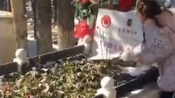 Şehit çocukları karnelerini babalarının mezarına götürdü