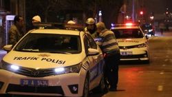 Uygulama yapan polise sürücü çarptı