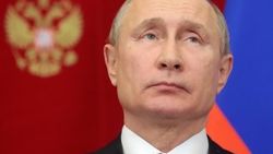 Putin dini bayram ritüeli için buz gibi suya daldı