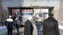 Erzurum'da tır köprüye sıkıştı