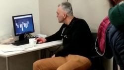 Hastalara bakmayan doktor, iskambil oynadı