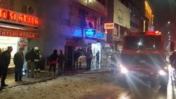 Yangını gören tatlıcı tatlıları kurtardı