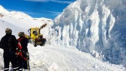 Şırnak’ta elektrik direkleri karın altında kayboldu