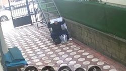 Apartman bahçesinde kadın kılığına giren adam