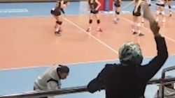 İzmir'de voleybol maçında anne terliği