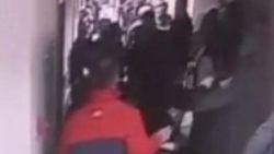 Hasta yakınları güvenlik görevlilerine saldırdı