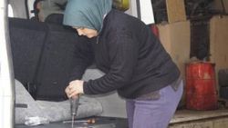 Eşine yardımcı olmak için kaportacı oldu