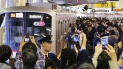 Tokyo metrosunda kalabalığa karşı yemekli önlem