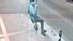 Süs kurdelelerini söküp salıncak yaptı