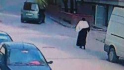 Genç kadın motosikletli kapkaççıları metrelerce kovaladı