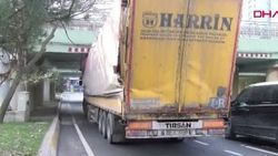 Ataköy'de tır üst geçide sıkıştı