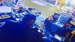 35 saniyede 2 bin lira çalan hırsız kamerada