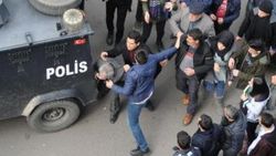 Çocuğa taciz şüphelisini linçten polis kurtardı