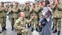 Bedelli asker yeminden sonra evlilik teklif etti