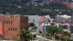 Venezuela'daki Amerikalı diplomatlar ülkelerine döndü
