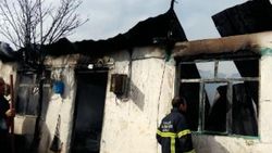 Kömür sobasından sıçrayan kıvılcım evi yaktı
