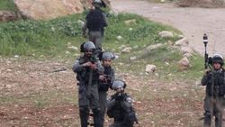 Ramallah'ta İsrail askerleri bir Filistinliyi yaraladı