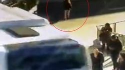 Cep telefonuna daldı, otobüsün altında kaldı