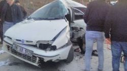Kamyonla otomobil çarpıştı: 1 ölü, 4 yaralı