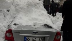 Çatıdan düşen kar, otomobili hurdaya çevirdi