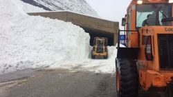 Çığ tüneli onlarca yolcunun hayatını kurtardı