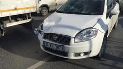 Motosiklet otomobile çarpınca cama uçtu