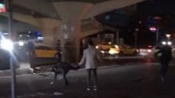 Aksaray meydanında gençler birbirine girdi