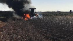 Tarla sürerken alev alan traktör hurdaya döndü