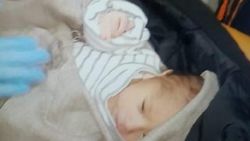 Suriyeli anne 5 günlük bebeğini cami avlusuna bıraktı