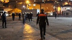 Kavgaya müdahale eden polis ekiplerine saldırdılar