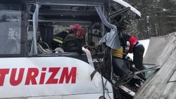 Kars'ta midibüs kamyonla çarpıştı