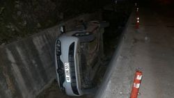 Fethiye’de otomobil kanala devrildi: 2 yaralı