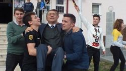 Emekliye ayrılan öğretmene şakalı uğurlama